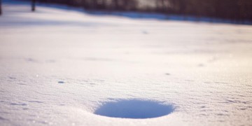 雪地里有个小坑究竟是哪首歌？
