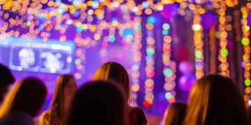 男生在学校晚会唱什么歌合适呢？