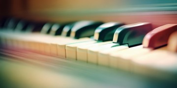 我要十指紧扣究竟是哪首歌？