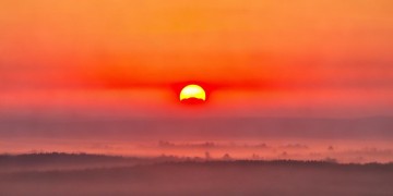 红日一笑在东方究竟出自哪首歌？