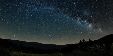 我在野外看星空是哪首歌？